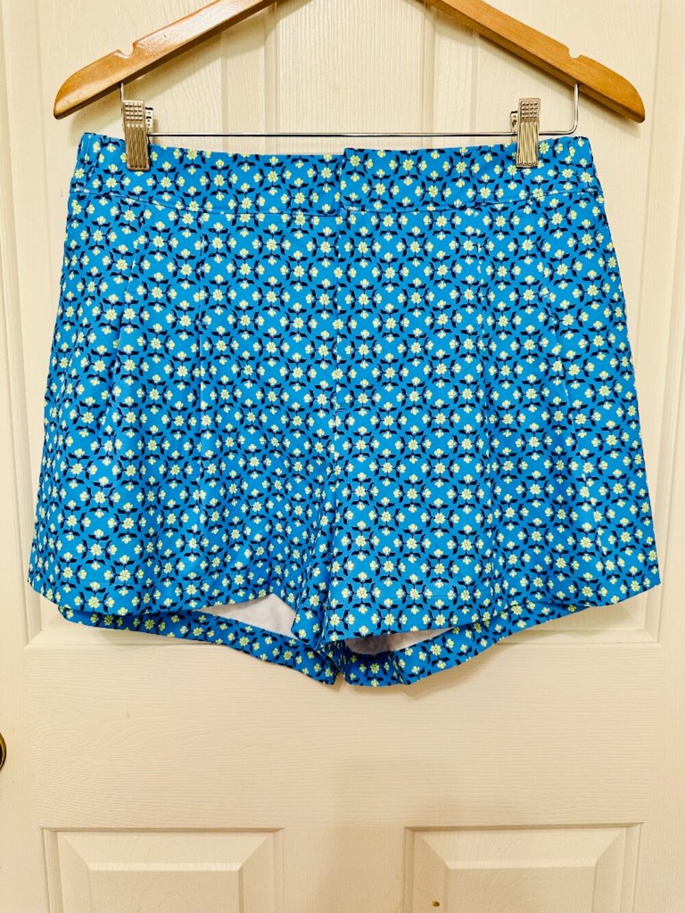 ALL IN MOTION TARGET 4" IN-SEAM FLORAL BLUE AND YELLOW SPORTY GOLD SHORTS MEDIUM